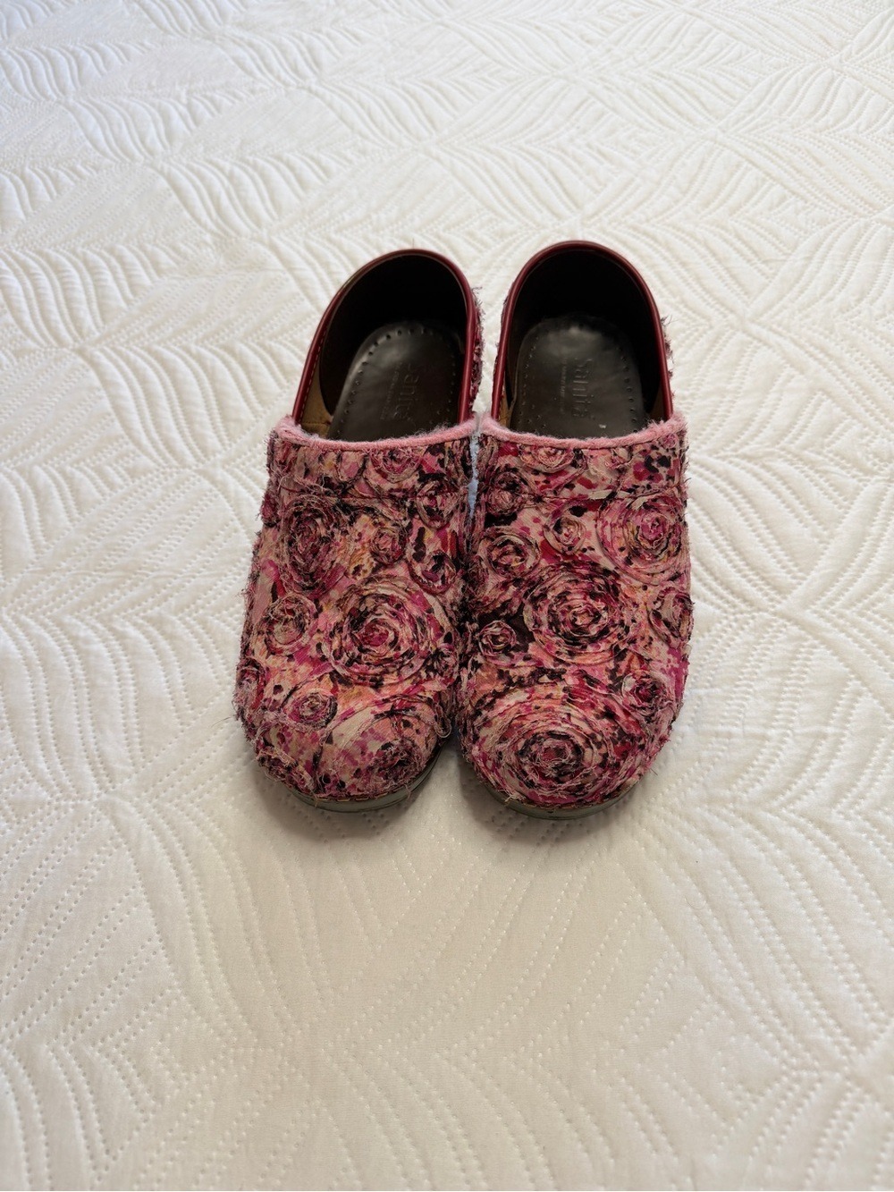 Sanita Women’s Pink Rose-Floral Embroidered Tapestry Fabric Clogs. Size 38 (7.5) - Picture 2 of 8
